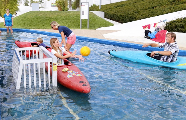 Welt der Bewegung - family practising water polo - 2019 study trip.jpg