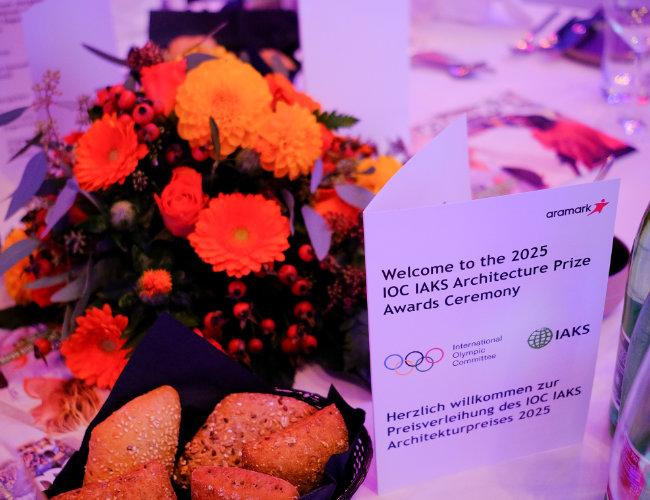 Flowers on a fesitive table at the IAKS prize ceremony 2025