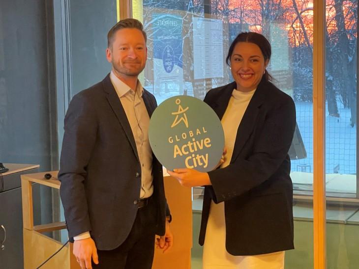 Agency Manager and programme owner André Flatner and City Mayor Siri Martinsen with the certificate of Global Active City.
