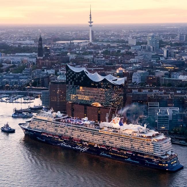 Hamburg aerial view Elbphilharmonie and cruise boat_Andreas Vallbracht