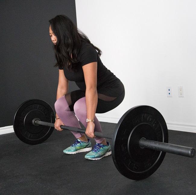 young woman weight lifting-UjaZcmeA4xk-unsplash_sergio-pedemonte 