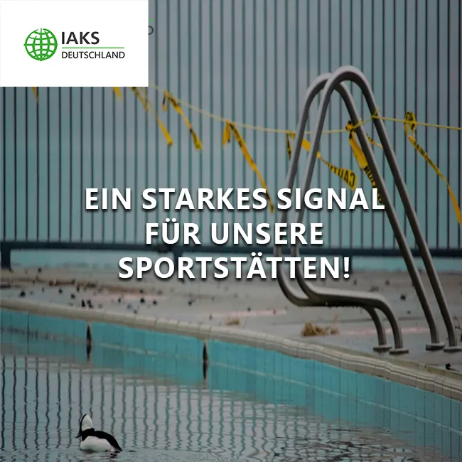 Ein starkes Signal für unsere Sportstätten Text, im Hintergrund marodes Becken, Vogel schwimmt im Wasser