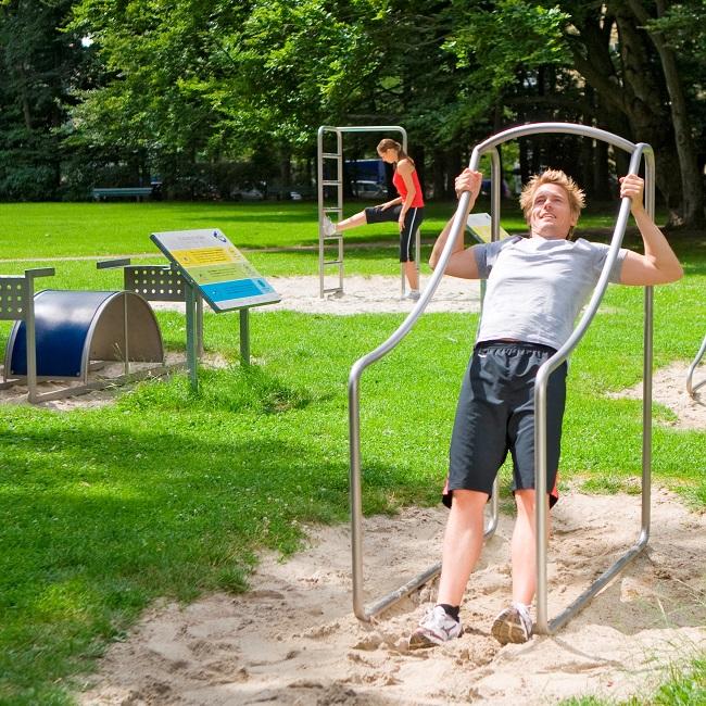 sb 2 2020 young man practising at München_Bewegungsinsel_Playparc 650