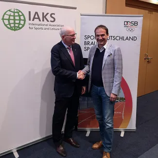 Prof. Dr. Robin Kähler (IAKS Deutschland) und Andreas Silbersack (DOSB)