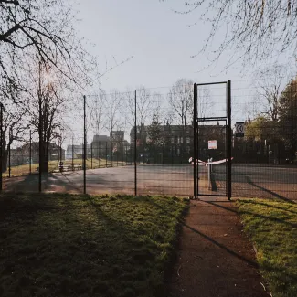 geschlossener öffentlicher sportplatz