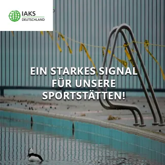 Ein starkes Signal für unsere Sportstätten Text, im Hintergrund marodes Becken, Vogel schwimmt im Wasser