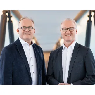 Juergen und Dr Stefan Kannewischer_Firmenjubiläum 2022.jpg