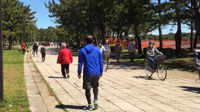 Park in Yokohama_passers by wearing masks_Covid19_Yoshiko Osamura