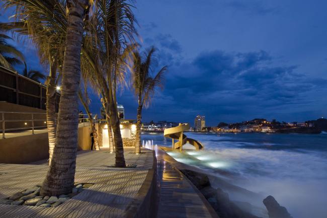 Public saltwater swimming pool in Mazatlán by Colectivo Urbano