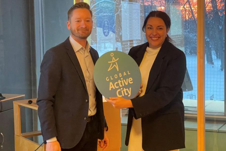 Agency Manager and programme owner André Flatner and City Mayor Siri Martinsen with the certificate of Global Active City.