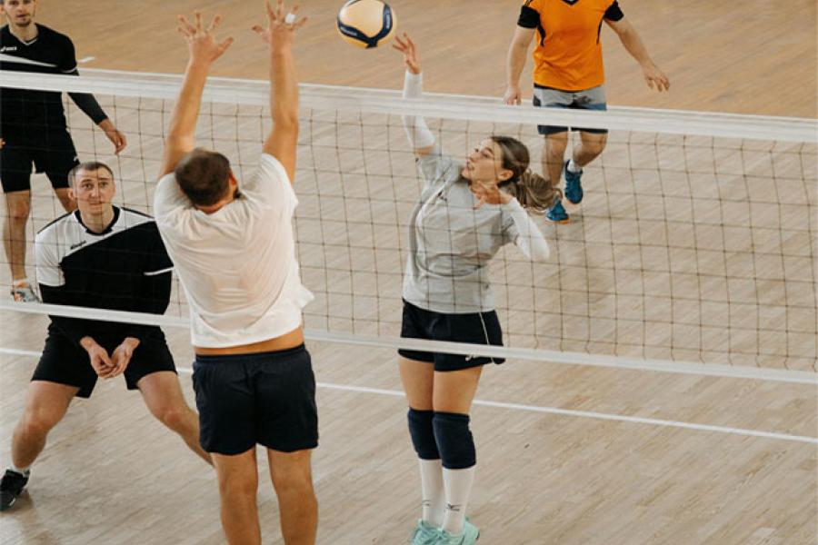 Volleyballer spielen in der Halle