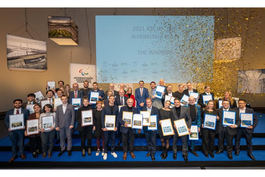 2021-IOC-IPC-IAKS-ArchitecturePrizes-083-all winners group picture_credit Koelnmesse Uwe Weiser 650.JPG