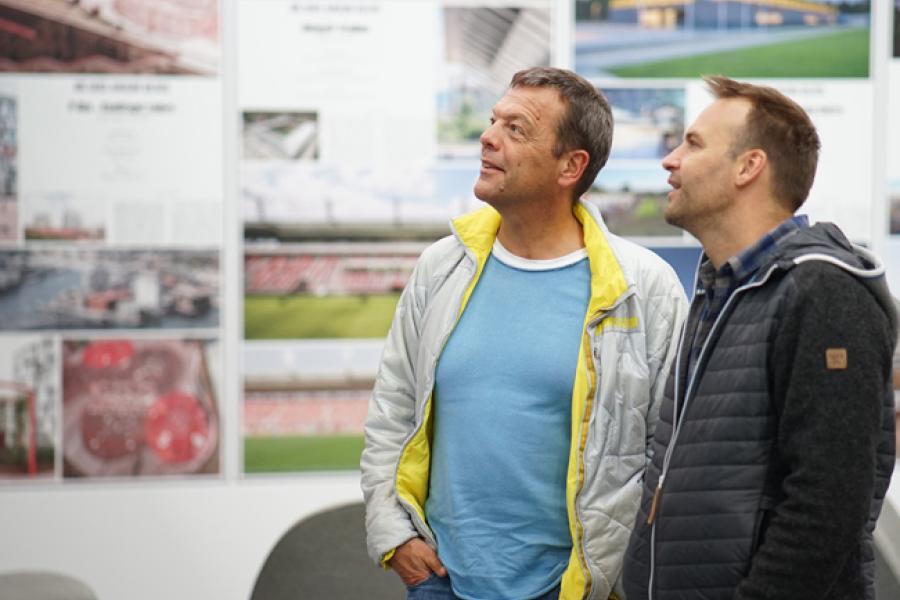 2021 IAKS19 (238) edit_spectators admiring winning projects of architecture prizes