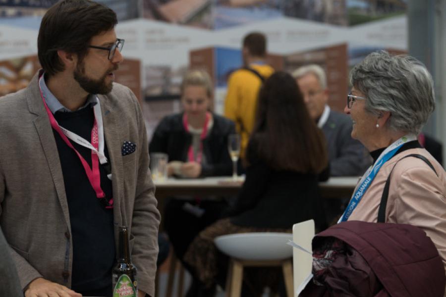 2021 IAKS Congress_networking at IAKS stand _credit IAKS Justus Grotenhöfer.jpg