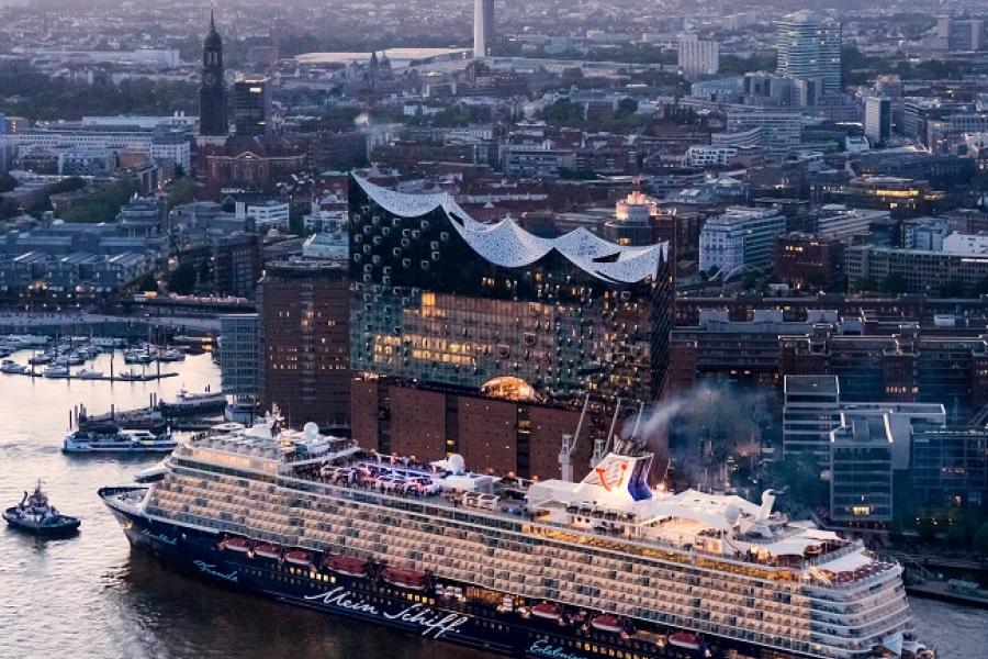 Hamburg aerial view Elbphilharmonie and cruise boat_Andreas Vallbracht