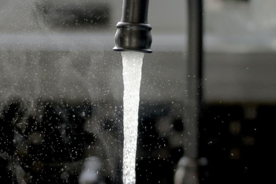 water pouring from faucet vDQ-e3RtaoE-unsplash-imani_650