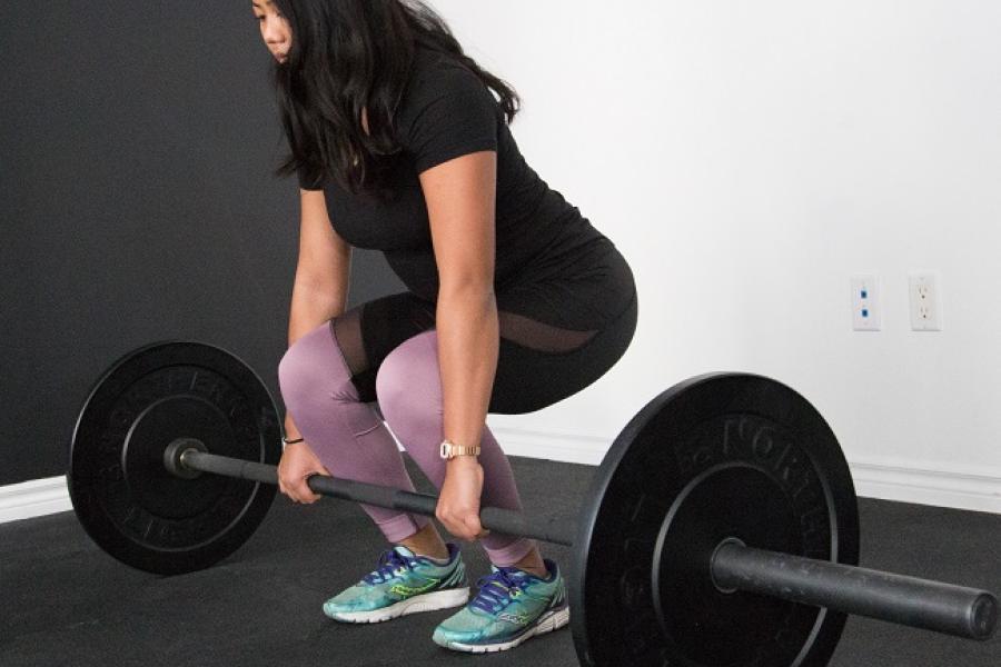 young woman weight lifting-UjaZcmeA4xk-unsplash_sergio-pedemonte 