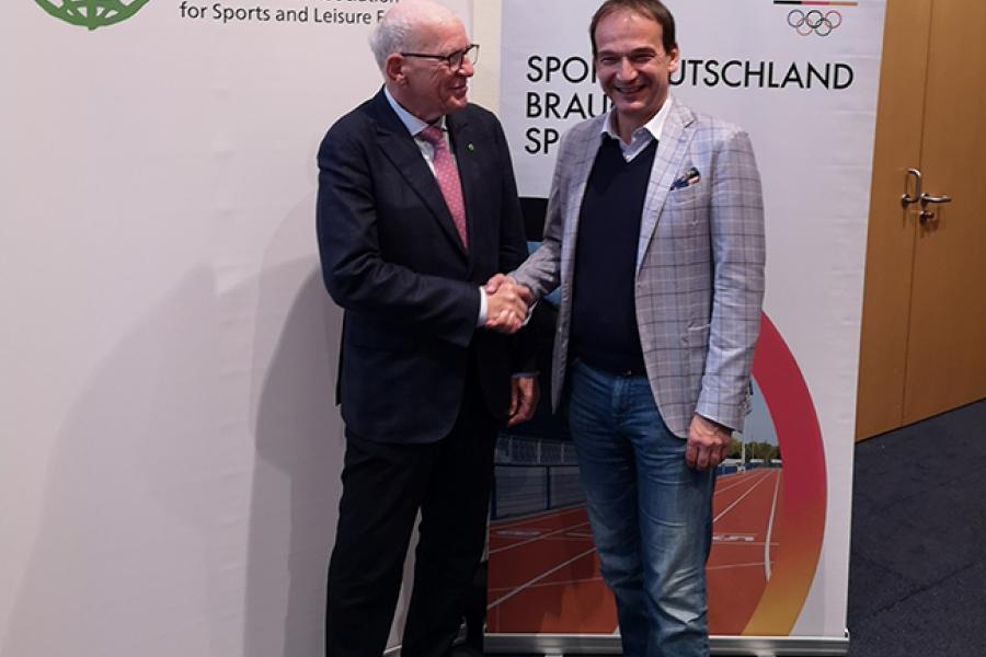 Prof. Dr. Robin Kähler (IAKS Deutschland) und Andreas Silbersack (DOSB)