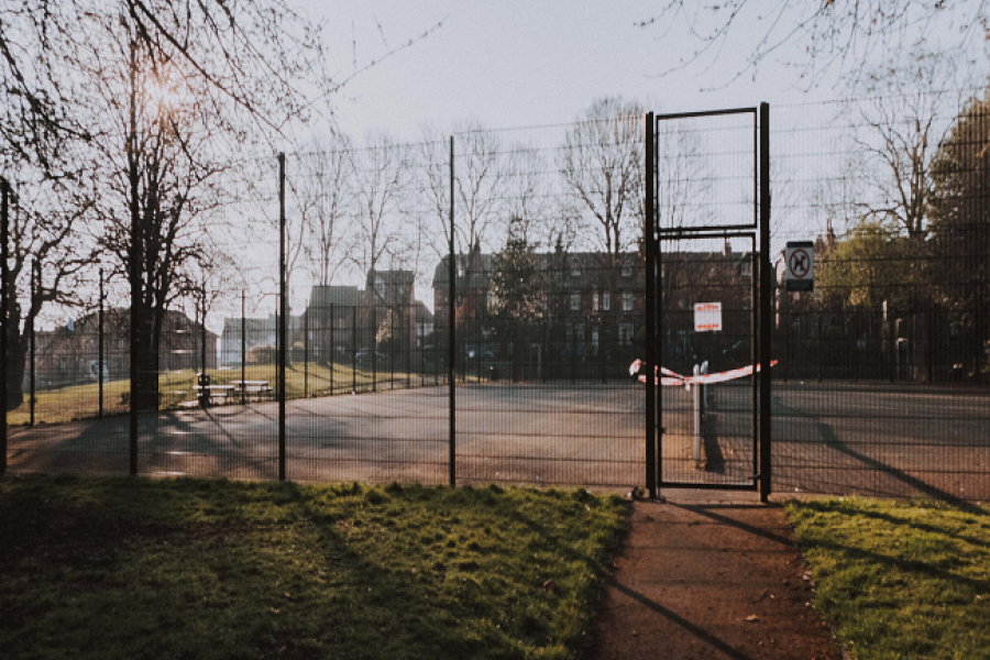geschlossener öffentlicher sportplatz