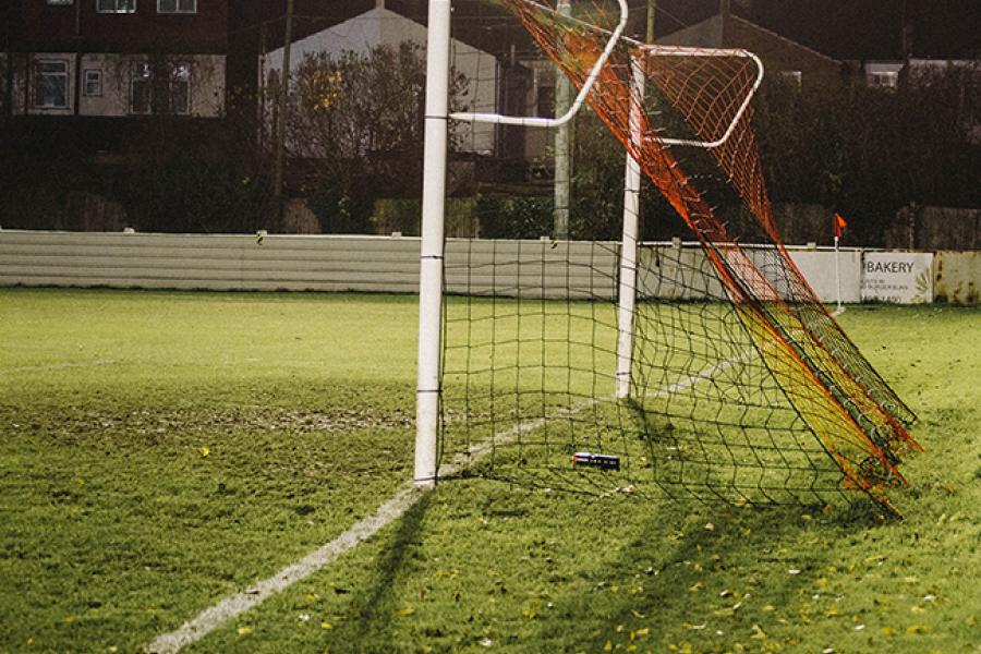 leerer fußballplatz herbst