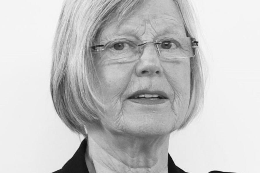 Elizabeth Adams_portrait pic_3395.jpg