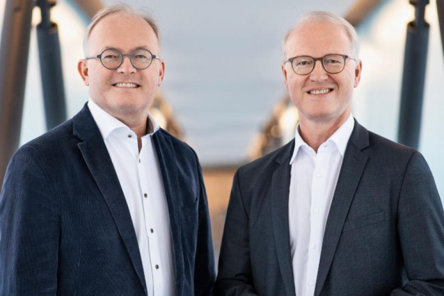 Juergen und Dr Stefan Kannewischer_Firmenjubiläum 2022.jpg