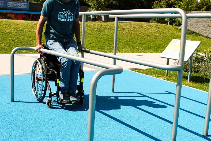 PLAYPARC-Inklusion-Frintrop-Voormans_1_Dips-Barren_650.jpg